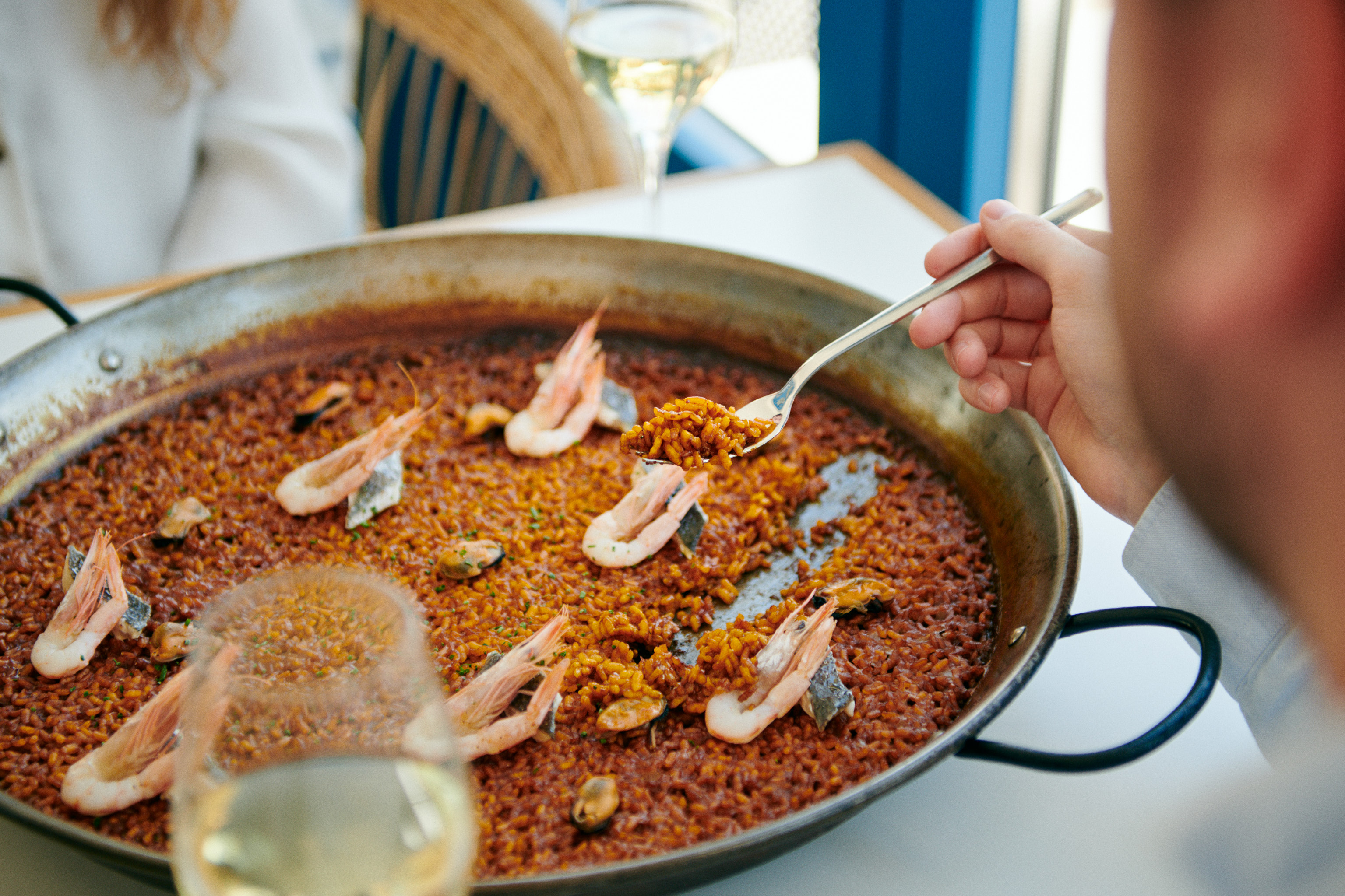 Eine authentische Mahlzeit mit Meeresfrüchten an der Mittelmeerküste